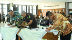 Penandatanganan MoU antara Kepala Daerah se-Kalbar dan Kajari tentang pelaksanaan pidana kerja sosial disaksikan Direktur A Jampidum Kejagung. (Dok. HO/Faktakalbar.id)
