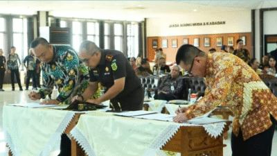 Penandatanganan MoU antara Kepala Daerah se-Kalbar dan Kajari tentang pelaksanaan pidana kerja sosial disaksikan Direktur A Jampidum Kejagung. (Dok. HO/Faktakalbar.id)