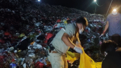 Petugas kepolisian dan warga menyisir tumpukan sampah di TPA Sorat Sambas saat mencari keberadaan bayi yang dibuang oleh ibu kandungnya. (Dok. HO/Faktakalbar.id)