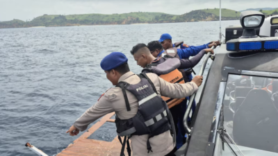 Tim SAR gabungan dan kepolisian melakukan penyisiran di perairan sekitar Labuan Bajo untuk mencari korban insiden kapal tenggelam yang menewaskan Pelatih Valencia CF, Fernando Martin, Minggu (28/12). (Dok. Ist)
