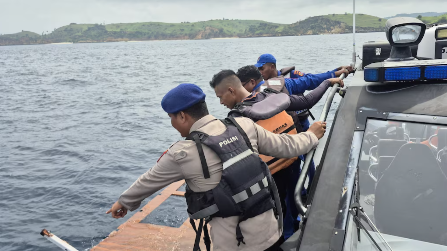 Tim SAR gabungan dan kepolisian melakukan penyisiran di perairan sekitar Labuan Bajo untuk mencari korban insiden kapal tenggelam yang menewaskan Pelatih Valencia CF, Fernando Martin, Minggu (28/12). (Dok. Ist)