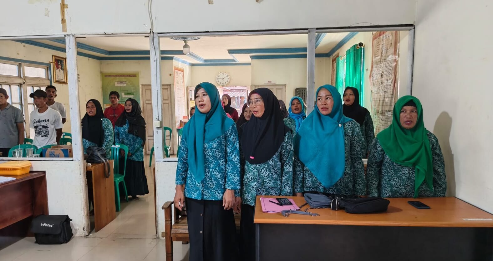 "Warga Desa Pelapis, Pulau Maya Karimata, dibekali pemahaman hukum untuk cegah KDRT. Sinergi PKK dan kepolisian tekan angka kekerasan domestik di wilayah kepulauan."