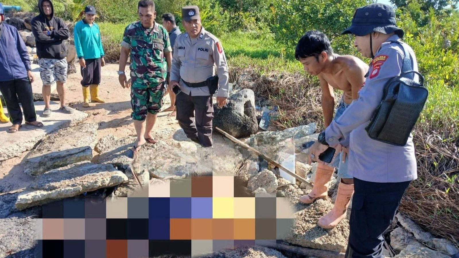 Aparat kepolisian dan TNI bersama warga mengevakuasi jenazah Rayadi, nelayan yang ditemukan meninggal dunia di pesisir pantai berbatu Kecamatan Sungai Kunyit, Mempawah, Minggu pagi (28/12/2025). (Dok. Ist)
