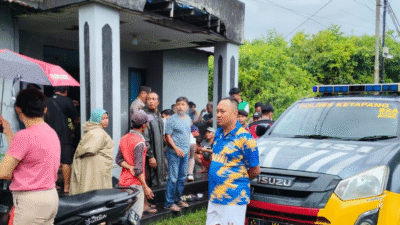 Warga dan aparat kepolisian dari Polres Ketapang mengerumuni lokasi ditemukannya seorang pria yang tersungkur di kawasan Sukaharja, Kamis (18/12/2025) pagi. (Dok. Ist)