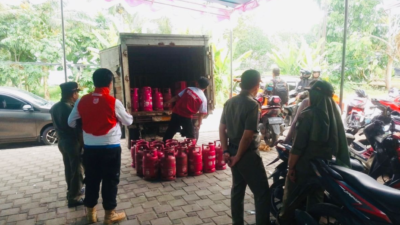 Petugas memfasilitasi proses penukaran tabung gas elpiji 3kg bersubsidi ke Bright Gas 5,5kg saat penertiban pelaku usaha di Pontianak Utara, Senin (22/12/2025). (Dok. HO/Faktakalbar.id)