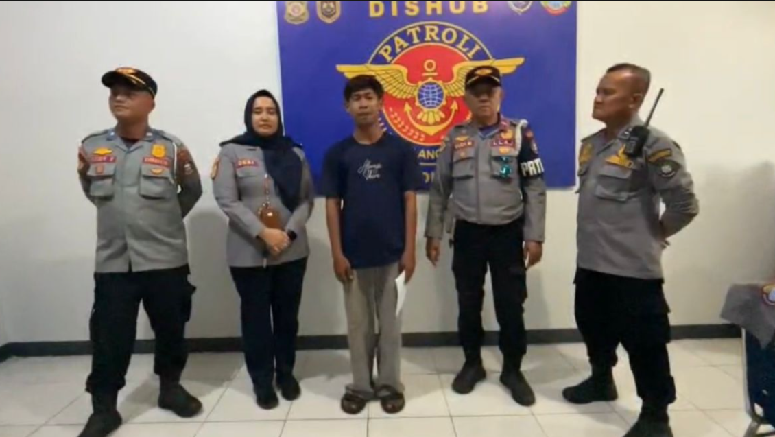 Petugas Dinas Perhubungan (Dishub) Kota Pontianak mengamankan seorang oknum juru parkir liar yang beroperasi di kawasan parkir gratis PSP, Senin (22/12/2025). (Dok. HO/Faktakalbar.id)