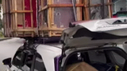 Sebuah mobil penumpang dihentikan petugas karena membawa muatan barang yang berlebihan (overload) hingga menumpuk di bagian atap.