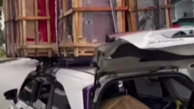 Sebuah mobil penumpang dihentikan petugas karena membawa muatan barang yang berlebihan (overload) hingga menumpuk di bagian atap.