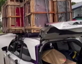 Sebuah mobil penumpang dihentikan petugas karena membawa muatan barang yang berlebihan (overload) hingga menumpuk di bagian atap.