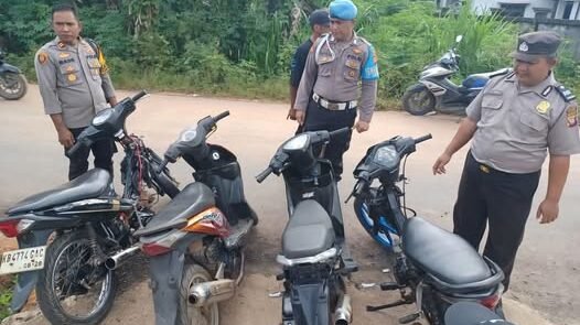 Kapolsek Tumbang Titi, Iptu Made Adnyana, bersama anggota saat melakukan pengecekan dan pendataan terhadap puluhan sepeda motor berknalpot brong yang diamankan di Mapolsek, Rabu (17/12/2025).
