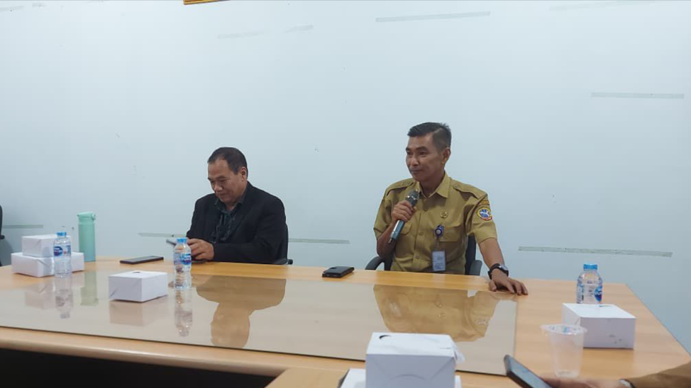 Kepala Dinas Tenaga Kerja (Disnaker) Kota Pontianak, Iwan Amriady (kanan), saat memimpin rapat pembahasan penetapan UMK Pontianak 2026 bersama Dewan Pengupahan, Selasa (23/12/2025). (Dok. HO/Faktakalbar.id)