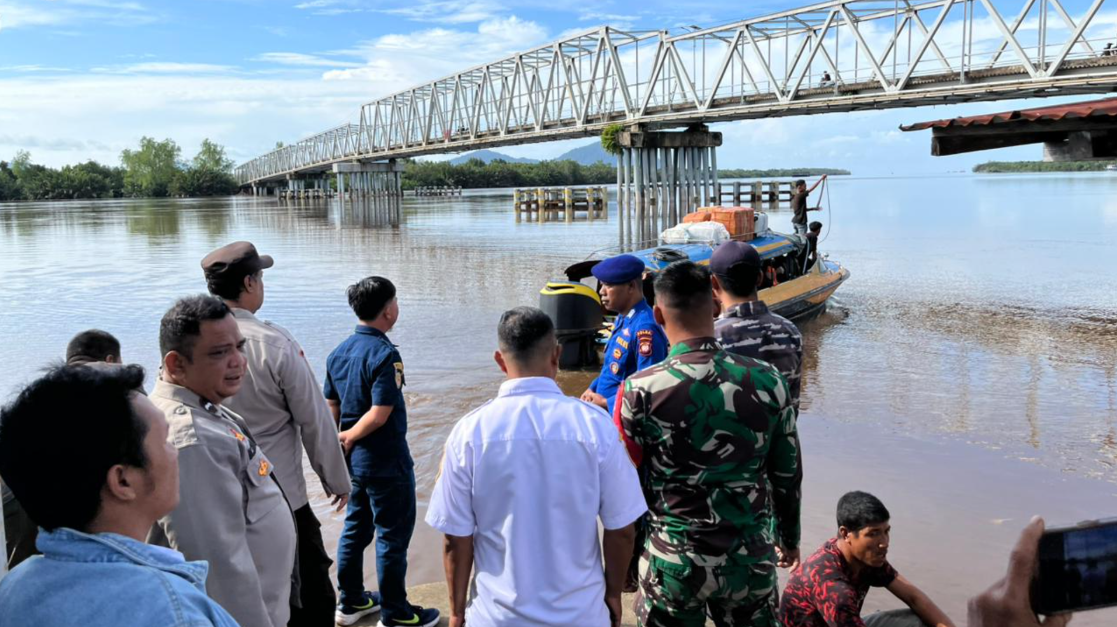 Personel gabungan TNI-Polri memantau keberangkatan speed boat di Dermaga Desa Teluk Melano, Kecamatan Simpang Hilir, guna memastikan keselamatan pemudik Nataru, Senin (22/12/2025). (Dok. HO/Faktakalbar.id)