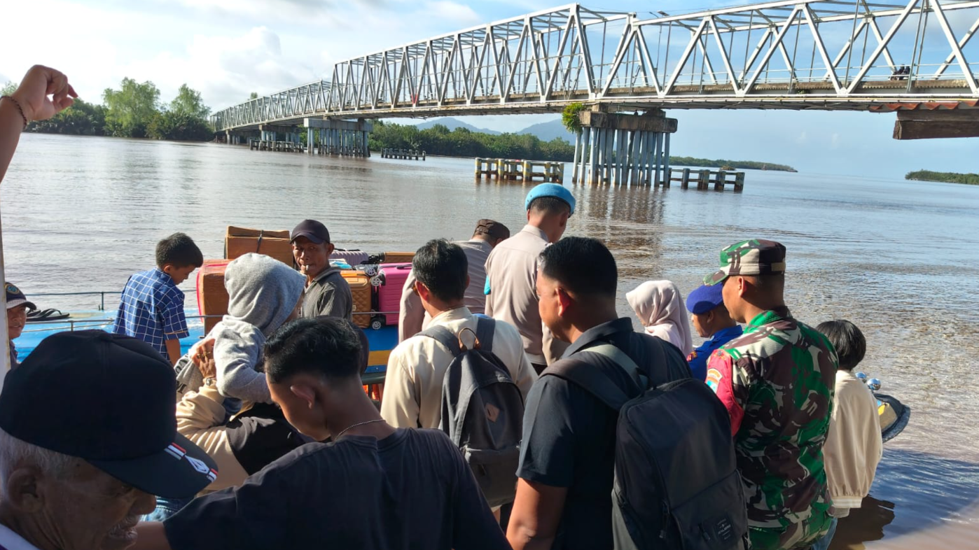 Petugas gabungan memantau proses keberangkatan penumpang speedboat di Dermaga Teluk Melano, Kecamatan Simpang Hilir, guna memastikan keselamatan arus mudik Nataru, Selasa (23/12/2025). (Dok. HO/Faktakalbar.id)