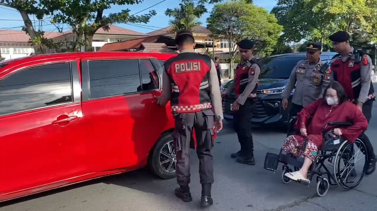 Personel gabungan TNI-Polri saat melakukan pengamanan dan pengaturan lalu lintas di depan salah satu gereja di Pontianak pada puncak perayaan Natal, Kamis (25/12/2025).
