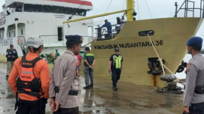 Personel Satpolairud Polres Sambas bersama Basarnas melakukan pengamanan kedatangan KM. Sabuk Nusantara 36 di Pelabuhan Sintete, Minggu (21/12/2025). (Dok. HO/Faktakalbar.id)