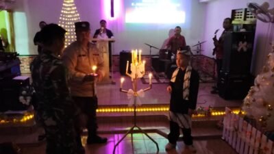 "Aparat gabungan TNI-Polri amankan ibadah Natal di GKNI Rantau Panjang, Kayong Utara. 200 jemaat beribadah khusyuk dengan situasi aman dan kondusif."