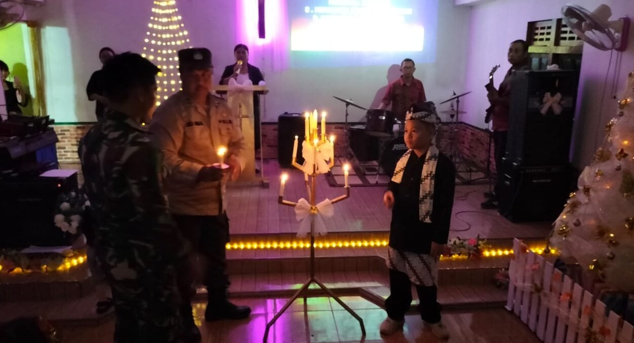 "Aparat gabungan TNI-Polri amankan ibadah Natal di GKNI Rantau Panjang, Kayong Utara. 200 jemaat beribadah khusyuk dengan situasi aman dan kondusif."
