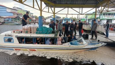 Petugas gabungan saat melakukan pemeriksaan keselamatan penumpang dan kelayakan kapal di Dermaga Teluk Batang, Kabupaten Kayong Utara, Minggu (28/12/2025).