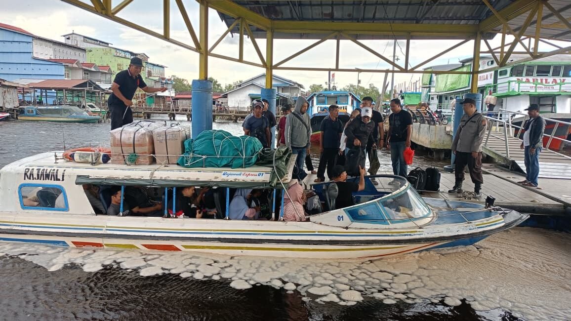 Petugas gabungan saat melakukan pemeriksaan keselamatan penumpang dan kelayakan kapal di Dermaga Teluk Batang, Kabupaten Kayong Utara, Minggu (28/12/2025).