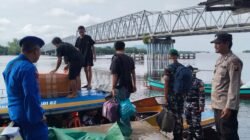 "Mengantisipasi cuaca buruk, pengecekan alat keselamatan penumpang di Pelabuhan Teluk Melano, Kayong Utara, diperketat. Nahkoda diminta tidak abaikan life jacket."