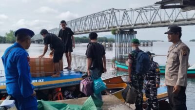 "Mengantisipasi cuaca buruk, pengecekan alat keselamatan penumpang di Pelabuhan Teluk Melano, Kayong Utara, diperketat. Nahkoda diminta tidak abaikan life jacket."