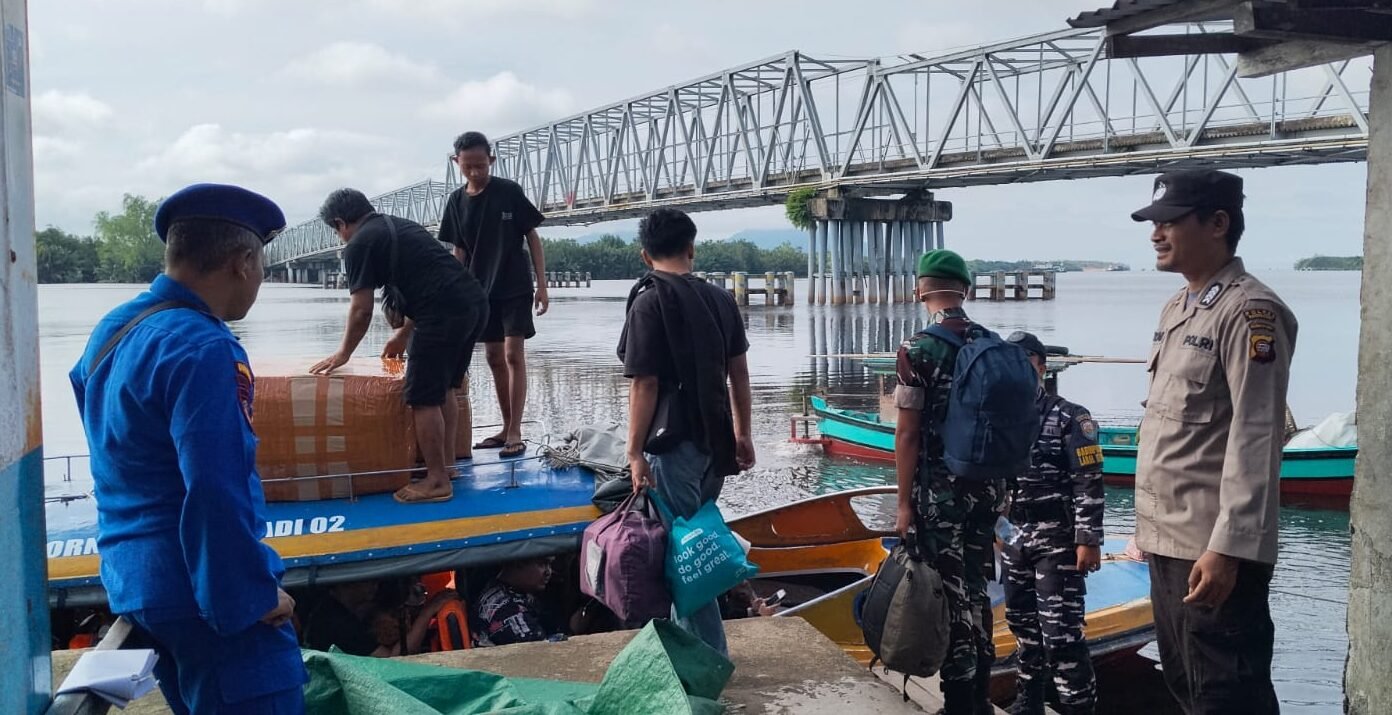 "Mengantisipasi cuaca buruk, pengecekan alat keselamatan penumpang di Pelabuhan Teluk Melano, Kayong Utara, diperketat. Nahkoda diminta tidak abaikan life jacket."