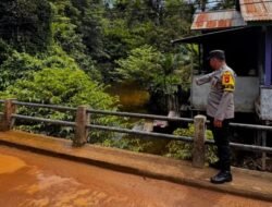 Antisipasi Banjir, Polsek Toba Pantau Kondisi Debit Air Sungai Dawak Sanggau