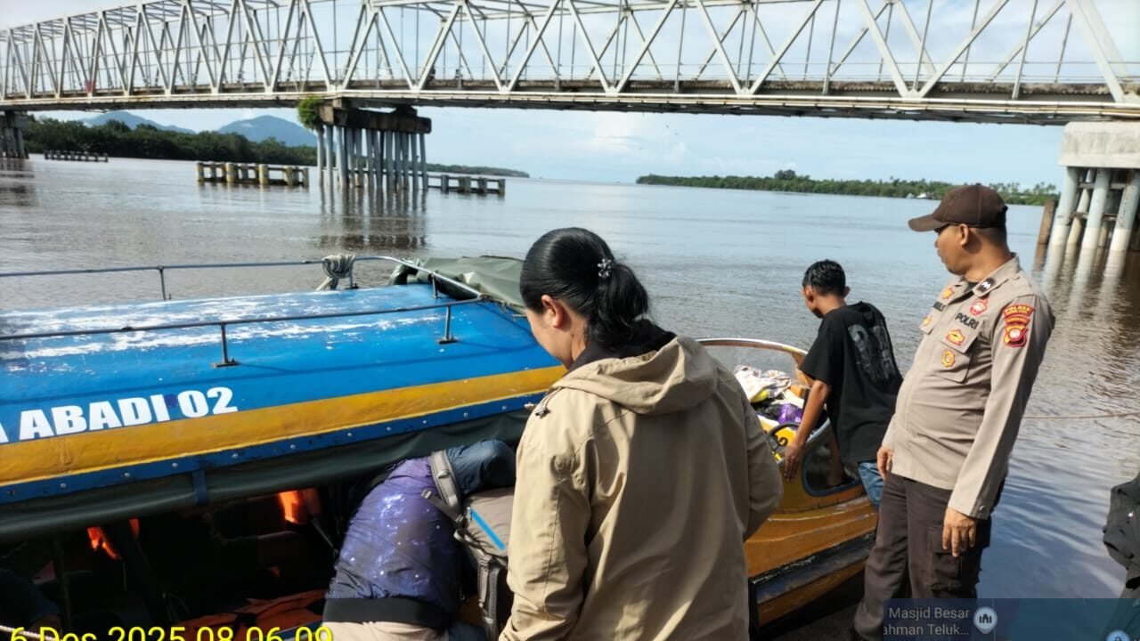 Personel Polsek Simpang Hilir saat melakukan pengecekan jaket pelampung dan kelengkapan keselamatan speedboat di Pelabuhan Teluk Melano, Kabupaten Kayong Utara, Sabtu (06/12/2025).