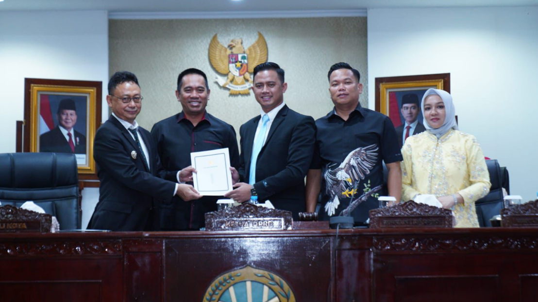 Wali Kota Pontianak, Edi Rusdi Kamtono (kedua dari kiri), menyerahkan dokumen persetujuan Ranperda kepada pimpinan DPRD Kota Pontianak dalam Rapat Paripurna, Rabu (24/12/2025). (Dok. HO/Faktakalbar.id)