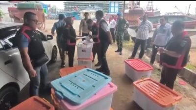 Tim penyidik Tindak Pidana Khusus (Pidsus) Kejati Kalbar mengamankan sejumlah dokumen dalam boks kontainer usai melakukan penggeledahan di Kantor Distrik Navigasi Pontianak, Senin (29/12/2025). (Dok. HO/Faktakalbar.id)