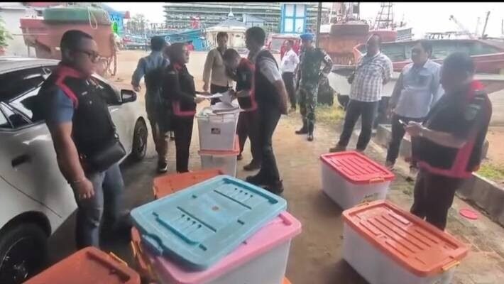 Tim penyidik Tindak Pidana Khusus (Pidsus) Kejati Kalbar mengamankan sejumlah dokumen dalam boks kontainer usai melakukan penggeledahan di Kantor Distrik Navigasi Pontianak, Senin (29/12/2025). (Dok. HO/Faktakalbar.id)