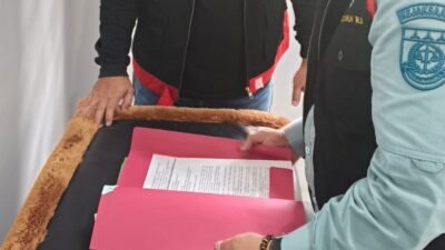 Tim penyidik Kejaksaan Tinggi Kalimantan Barat saat melakukan pemeriksaan dokumen dalam penggeledahan terkait kasus dugaan korupsi di Kabupaten Ketapang, Senin (8/12/2025).