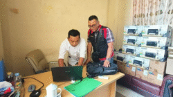 Tim Penyidik Pidsus Kejati Kalbar saat melakukan pemeriksaan dan penyitaan dokumen di salah satu lokasi penggeledahan di Kabupaten Ketapang terkait dugaan tindak pidana korupsi, Senin (8/12/2025).