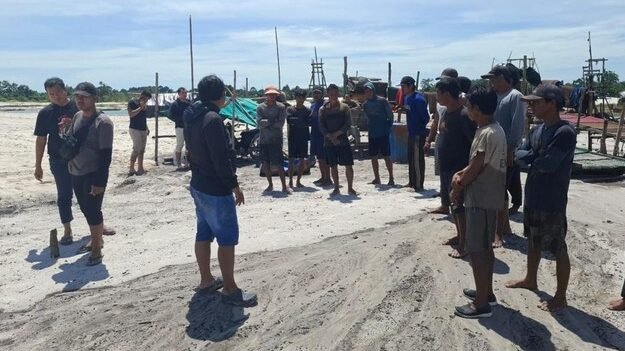 Petugas kepolisian mengamankan sejumlah peralatan dan pekerja saat penggerebekan lokasi tambang timah ilegal di Kecamatan Tempilang, Bangka Barat, Selasa (16/12/2025).