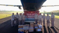 Personel Polri bersama relawan saat memuat paket bantuan logistik ke dalam pesawat CN 295 di Lanud Pondok Cabe untuk diterbangkan ke lokasi bencana di Sumatera.