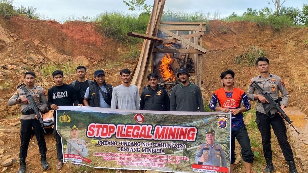 Personel Polres Solok Selatan saat melakukan penyegelan dan pemusnahan peralatan di lokasi yang diduga menjadi tempat aktivitas pertambangan tanpa izin, Sabtu (27/12/2025).