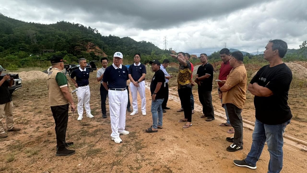 Tim gabungan dari BNPB dan Pemerintah Kota Sibolga saat meninjau lahan relokasi di Bukit Parambunan untuk pembangunan hunian tetap bagi korban bencana, Minggu (14/12).