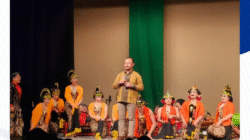 Perwakilan KBRI Tokyo memberikan sambutan di tengah para penari Dewandaru Dance Company yang mengenakan busana tradisional Banyumas dalam ajang Kita Topia International Music Festival 2025, Tokyo. (Dok. KBRI Tokyo)