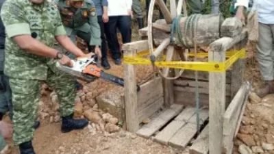 Petugas gabungan dari Kemenhut dan Satgas PKH saat melakukan penutupan lubang tambang emas ilegal di Blok Cirotan, kawasan Taman Nasional Gunung Halimun Salak, Rabu (3/12).