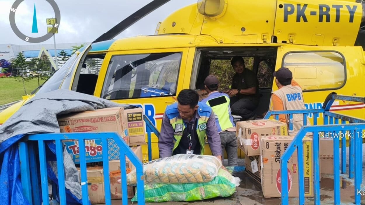 Petugas melakukan pengiriman logistik ke beberapa wilayah terdampak di Provinsi Sumatera, Sabtu (13/12). Sumber: BNPB.