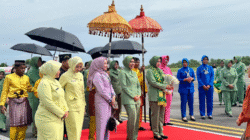 Ketua Persit KCK PD XII Tanjungpura Ny. Indah Mulyaningsih disambut hangat oleh Ketua Gatriwara dan PKK Ketapang di Bandara Rahadi Oesman. (Dok. HO/Faktakalbar.id)