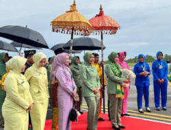 Kompak di Bandara Rahadi Oesman, Lintas Organisasi Wanita Ketapang Sambut Istri Pangdam Tanjungpura