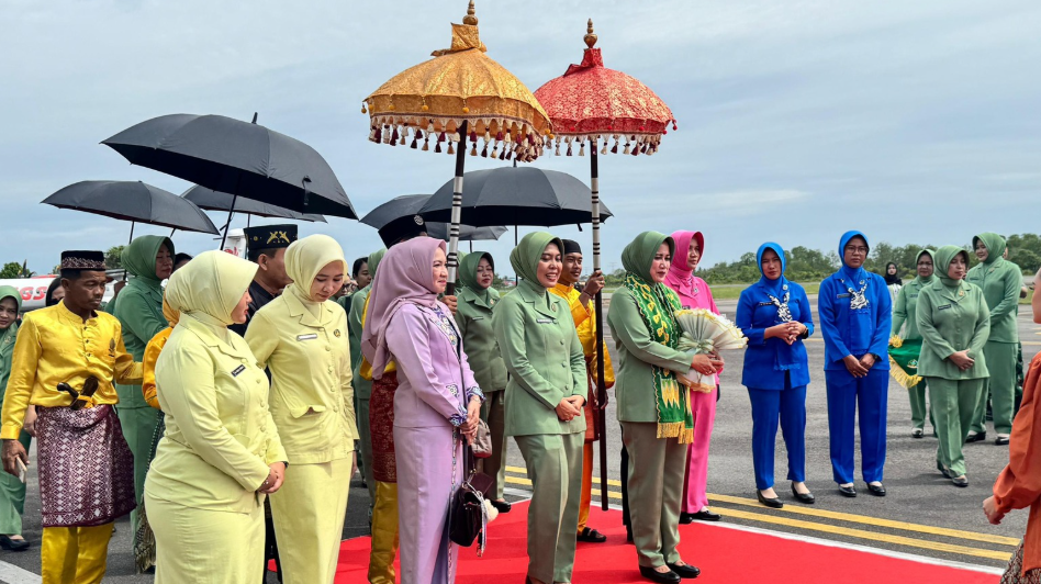 Ketua Persit KCK PD XII Tanjungpura Ny. Indah Mulyaningsih disambut hangat oleh Ketua Gatriwara dan PKK Ketapang di Bandara Rahadi Oesman. (Dok. HO/Faktakalbar.id)