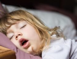 Sering Ngiler Saat Tidur? Ini Alasan Medis dan Tanda Tubuh yang Perlu Diwaspadai