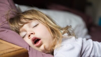 "Sering ngiler saat tidur? Simak alasan medis dibalik kondisi ini, mulai dari posisi tidur hingga tanda sleep apnea, dan cara mengatasinya."