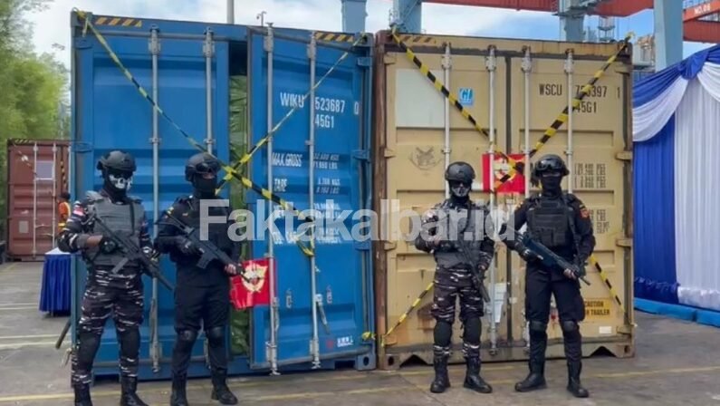"Dua kontainer rokok ilegal asal Kamboja disita di Pelabuhan Dwikora Pontianak. Pengirim dan penerima fiktif, potensi kerugian negara capai Rp 34,8 miliar."