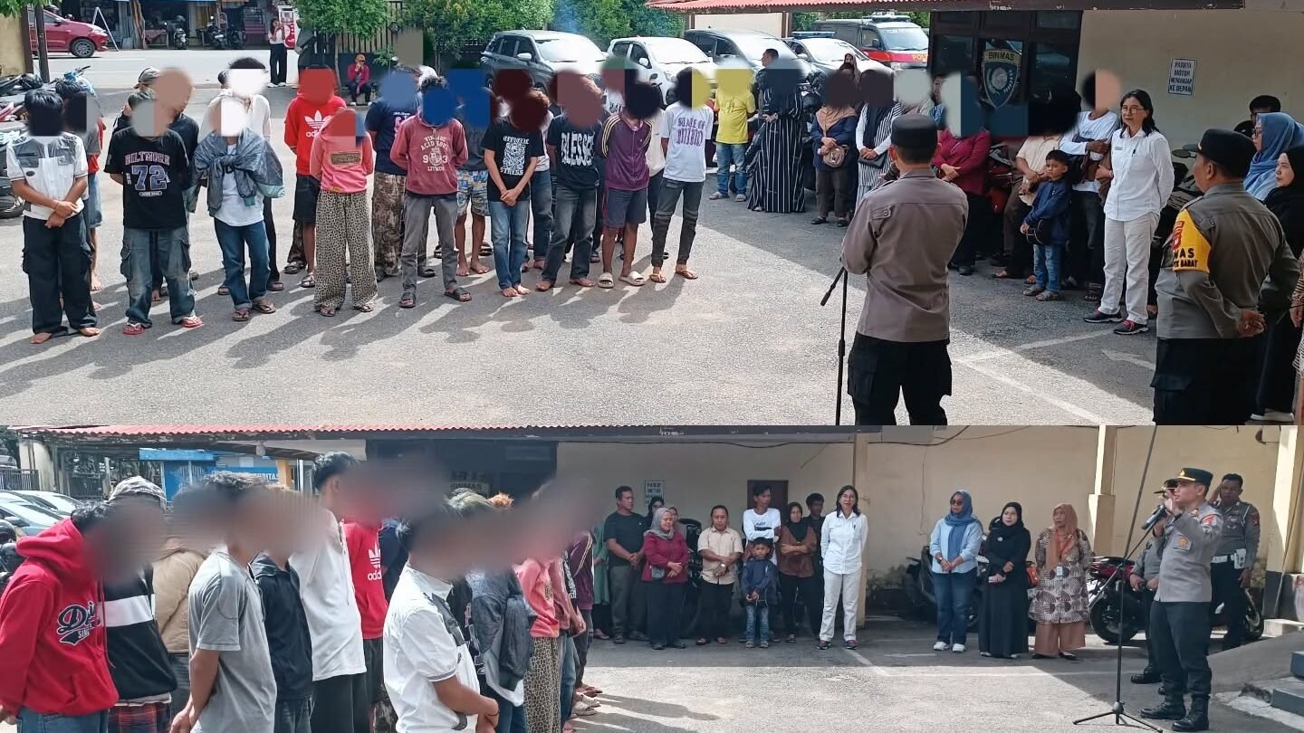 Kapolsek Pontianak Barat, Basuki Arif Wibowo, memberikan arahan kepada puluhan remaja dan orang tua sebelum proses penyerahan di halaman Mapolsek, Senin (29/12) pagi. Para remaja tersebut sebelumnya diamankan karena diduga hendak melakukan aksi tawuran. (Dok. HO/Faktakalbar.id)