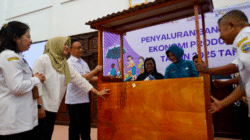 Wali Kota Pontianak menyerahkan bantuan gerobak kayu kepada pedagang wanita dalam acara penyaluran bantuan Usaha Ekonomi Produktif. (Dok. HO/Faktakalbar.id)