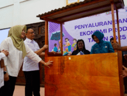 Gerobak Hancur Diterjang Angin, Pedagang Es Kelapa Sumringah Terima Bantuan UEP dari Wali Kota Edi