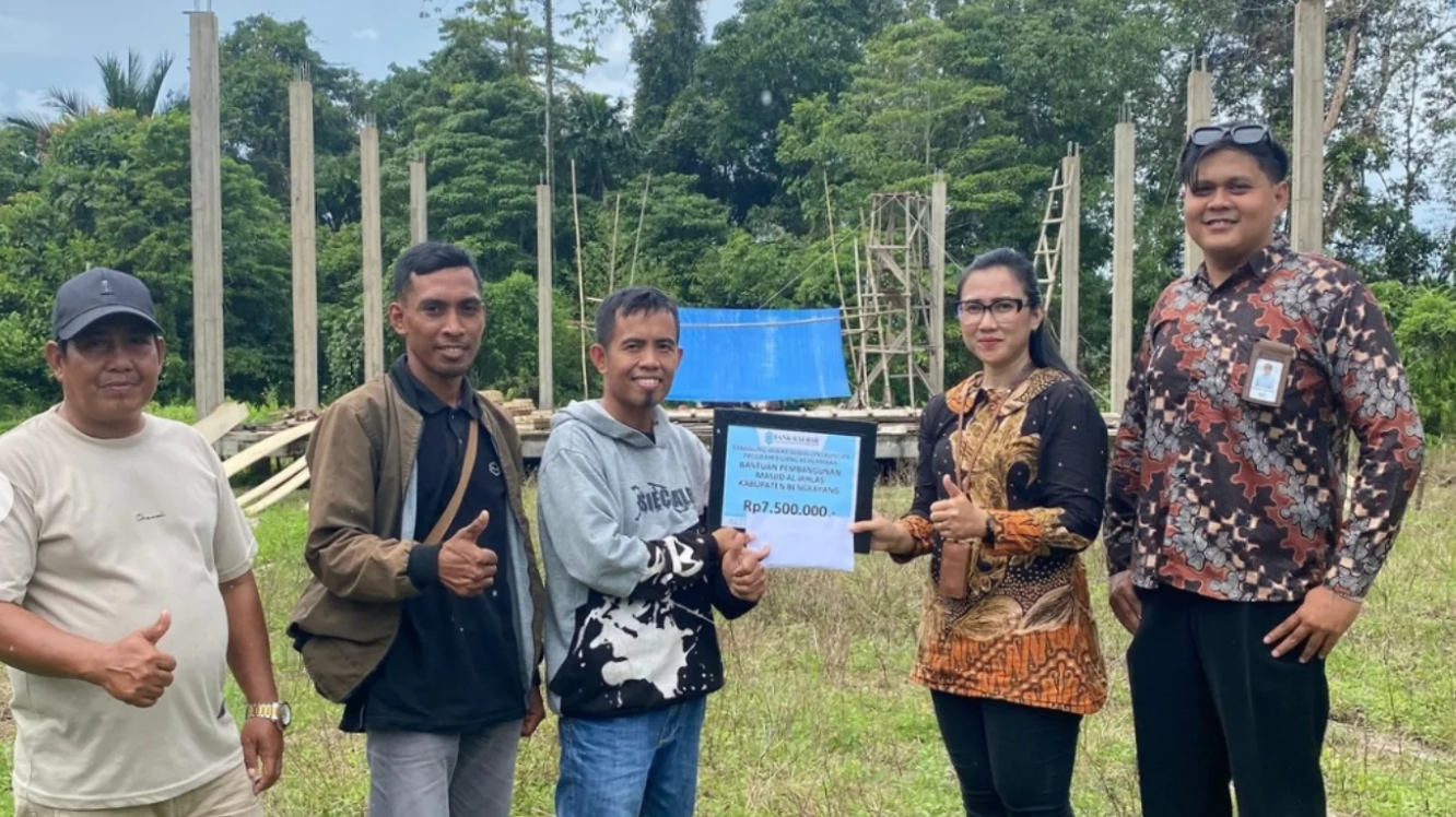 Perwakilan Bank Kalbar Cabang Bengkayang menyerahkan bantuan CSR secara simbolis untuk pembangunan Masjid Al-Ikhlas Saparan, Kecamatan Jagoi Babang, Senin (23/12/2025). Bantuan ini diharapkan dapat mempercepat penyelesaian rumah ibadah tersebut. (Dok. HO/Faktakalbar.id)